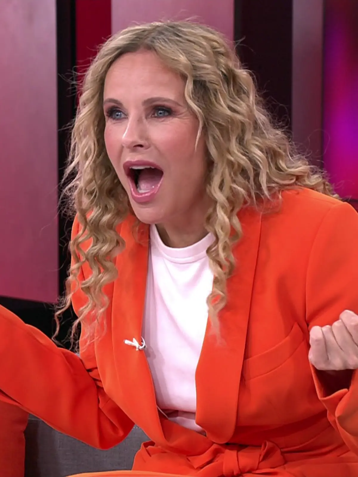 Katja Burkard wird im „Punkt 12”-Studio zum 60. Geburtstag überrascht.