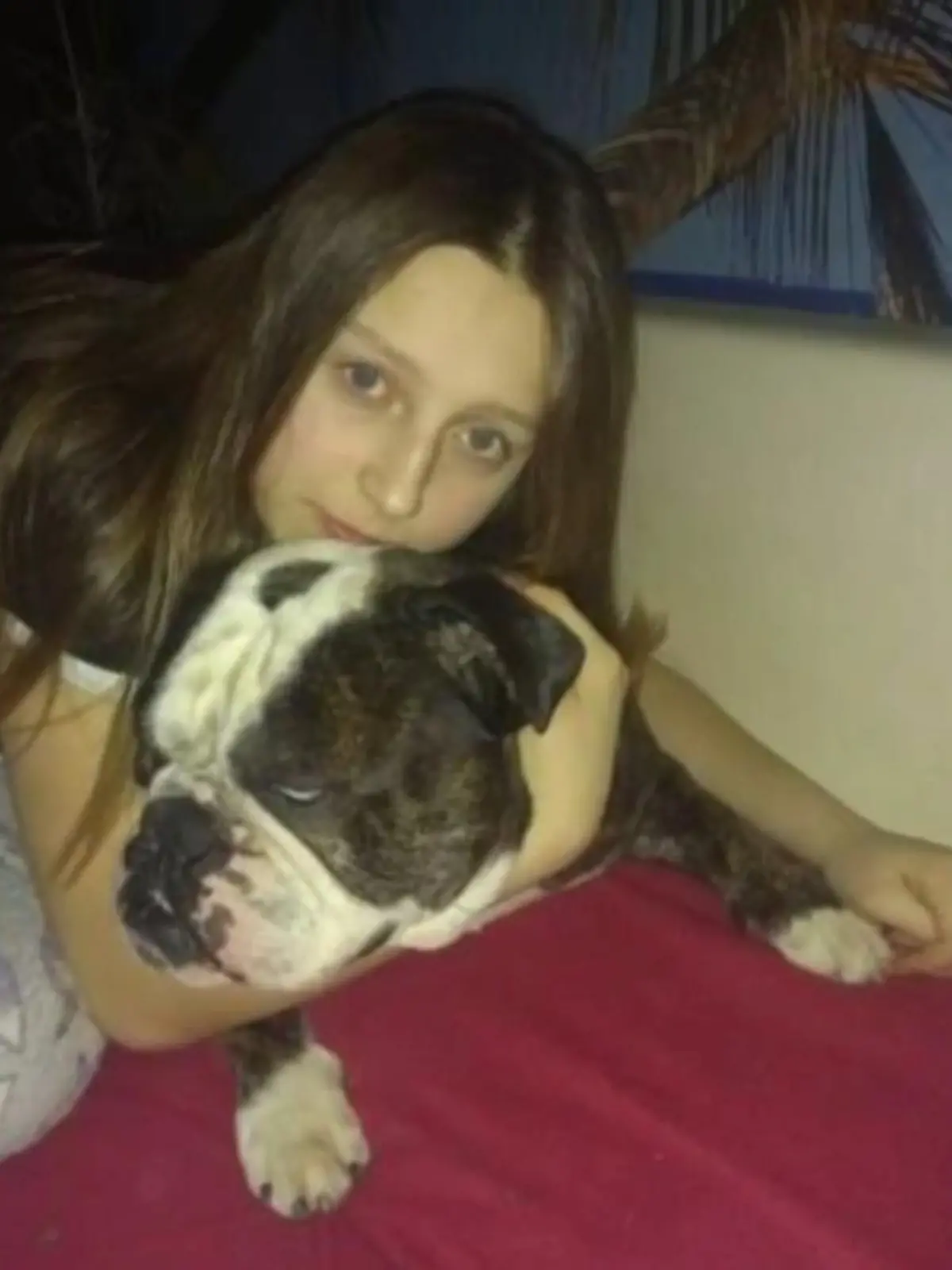 Die 17-jährige Zoe lernte ihren mutmaßlichen Mörder im Internet kennen. Er war wie sie gerade mal 17 Jahre alt. Der junge Mann soll Zoe vergewaltigt und erwürgt haben.
Seit dieser Woche läuft der Prozess im pfälzischen Frankenthal. RTL hat Freunde und Familie des Mädchens zum Gericht begleitet.