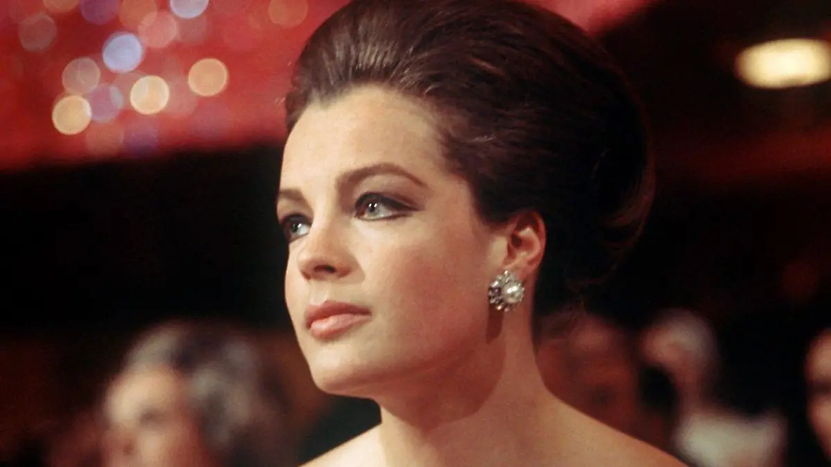 ARCHIV - Die österreichische Schauspielerin Romy Schneider (undatiertes Archivfoto). Die Rolle der "Sissi" hatte Romy Schneider früh zum Publikumsliebling gemacht. Später war ihr das Image verhasst. Sie verließ Deutschland und startete einen Neuanfang in Frankreich. Romy Schneider verstarb am 29. Mai 1982 im Alter von nur 43 Jahren in ihrer Wahlheimat Paris. Foto: Rauchwetter dpa (zu dpa-Korr am 24.05.2007) +++(c) dpa - Bildfunk+++
