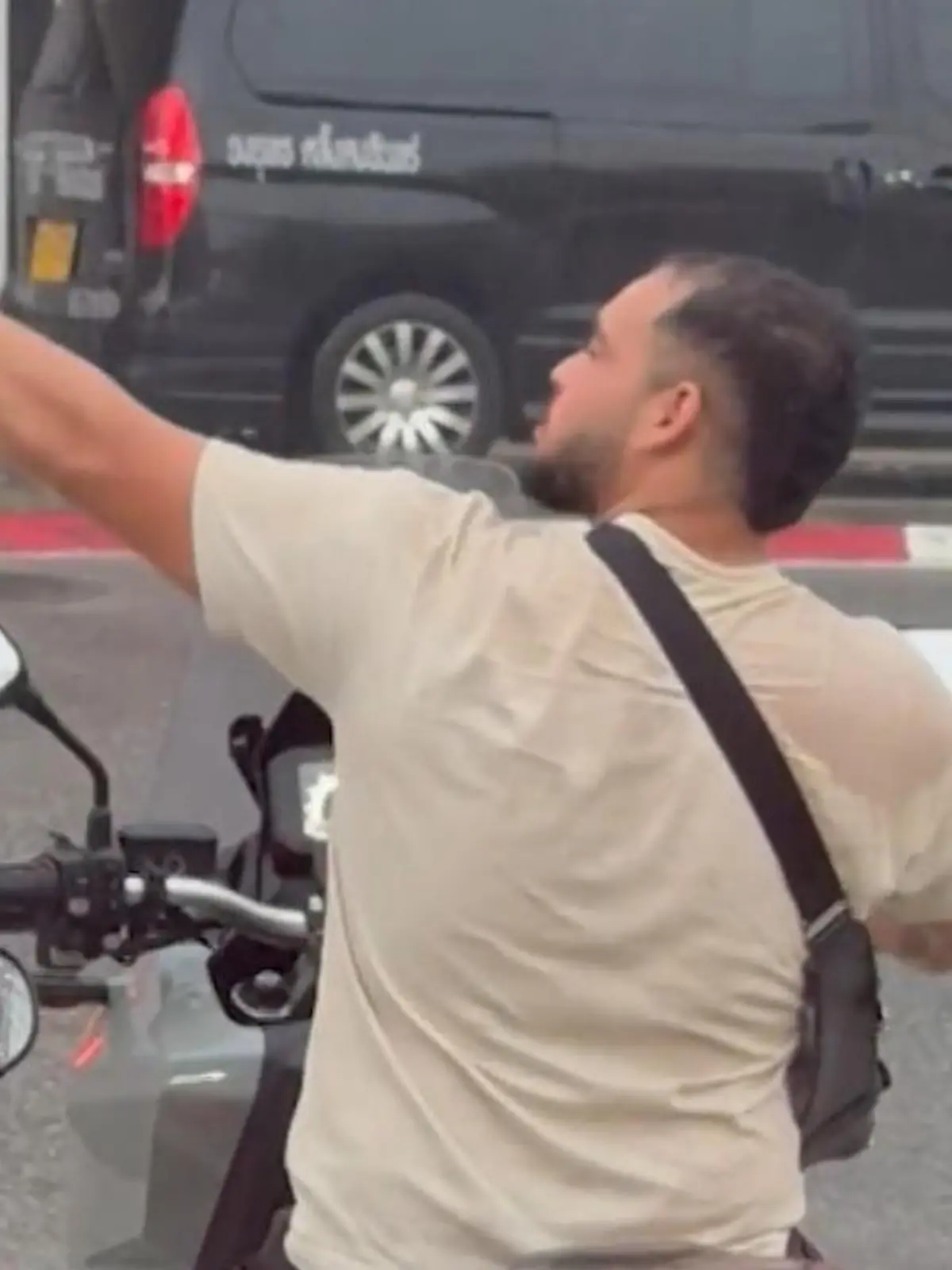 Bild zu: "Dieser Trottel-Touri ist besser im Filmen als im Fahren"