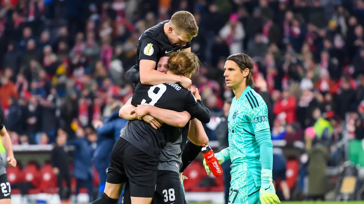 GER, DFB Pokal Viertelfinale, FC Bayern Muenchen vs. SC Freiburg / 04.04.2023, Allianz Arena, Muenchen, GER, DFB Pokal Viertelfinale, FC Bayern Muenchen vs. SC Freiburg, im Bild Jubel bei den Freiburgern um Torschütze Lucas Höler / Hoeler Freiburg 9 mit Yann Sommer FC Bayern 27 *** GER, DFB Pokal quarterfinal, FC Bayern Muenchen vs SC Freiburg 04 04 2023, Allianz Arena, Muenchen, GER, DFB Pokal quarterfinal, FC Bayern Muenchen vs SC Freiburg, in the picture cheering Freiburg players around scorer Lucas Höler Hoeler Freiburg 9 with Yann Sommer FC Bayern 27 nordphotoxGmbHx/xStraubmeier nph00004