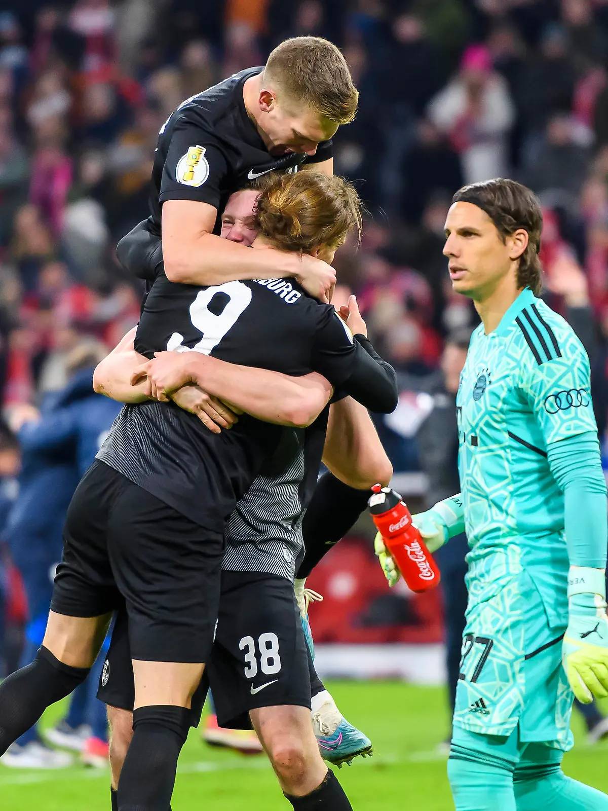 GER, DFB Pokal Viertelfinale, FC Bayern Muenchen vs. SC Freiburg / 04.04.2023, Allianz Arena, Muenchen, GER, DFB Pokal Viertelfinale, FC Bayern Muenchen vs. SC Freiburg, im Bild Jubel bei den Freiburgern um Torschütze Lucas Höler / Hoeler Freiburg 9 mit Yann Sommer FC Bayern 27 *** GER, DFB Pokal quarterfinal, FC Bayern Muenchen vs SC Freiburg 04 04 2023, Allianz Arena, Muenchen, GER, DFB Pokal quarterfinal, FC Bayern Muenchen vs SC Freiburg, in the picture cheering Freiburg players around scorer Lucas Höler Hoeler Freiburg 9 with Yann Sommer FC Bayern 27 nordphotoxGmbHx/xStraubmeier nph00004