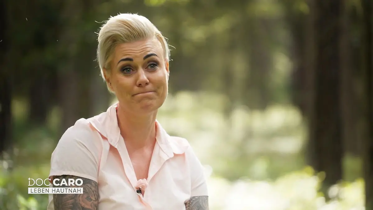 Caro reagiert emotional auf die Geschichten der Suchtkranken Tief betroffen
