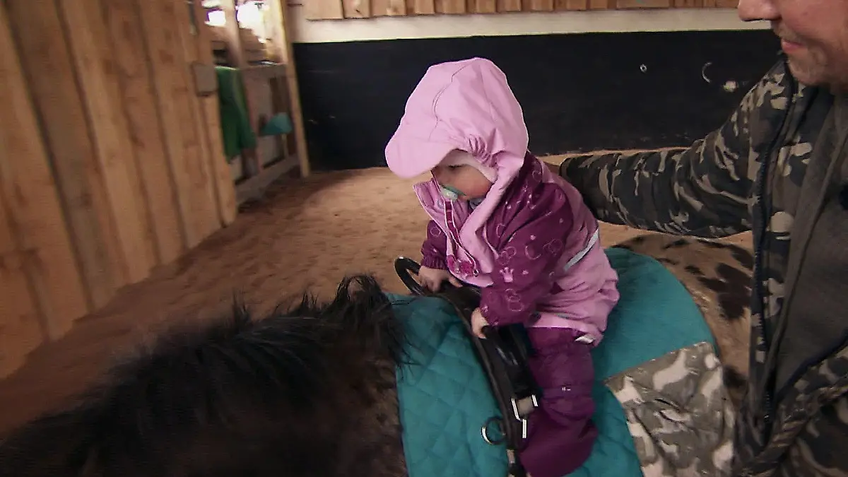 "Bauer sucht Frau"-Baby Charlotte hat bei ihrer ersten Reitstunde sichtlich Spaß.