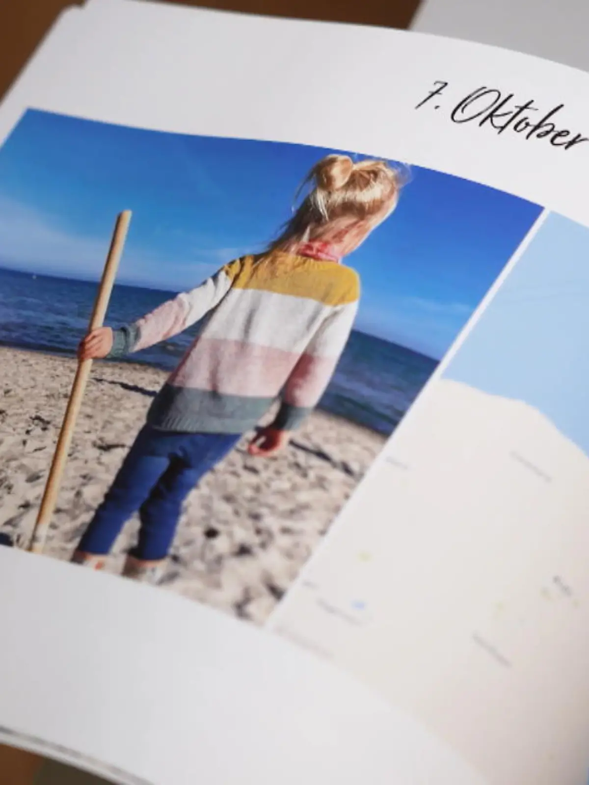 Ein Schnappschuss hier, ein Schnappschuss dort – gerade im Urlaub sammeln sich auf unseren Handys und Kameras jede Menge Fotos an. Und die geraten leider irgendwann in Vergessenheit. Zum Glück gibt es Fotobücher, in denen jeder seine liebsten Erinnerungen einfach festhalten kann. Doch lohnt sich das wirklich? Oder sind Fotobücher nur teure Zeitfresser? Wir haben den großen Fotobuch-Test gemacht und Bücher aus der Drogerie, von einer Webseite und einer App getestet.