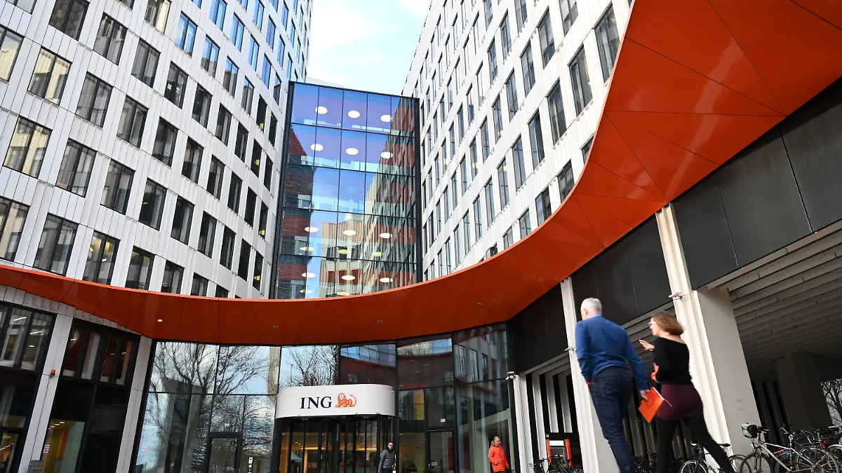 ARCHIV - 12.02.2020, Hessen, Frankfurt/Main: Die Zentrale der ING Deutschland, eine Tochter der niederländischen ING Groep. Die Direktbank betreibt kein Filialnetz. Die Geschäftsfelder sind Sparanlagen, Baufinanzierungen, Wertpapiergeschäft, Verbraucherkredite und Girokonten für Privatkunden. Die ING Deutschland schafft nach eigenen Angaben die Negativzinsen für einen Großteil ihrer Privatkunden ab. (zu dpa «Direktbank ING erhöht im Wettbewerb um Sparkunden die Schlagzahl») Foto: Arne Dedert/dpa +++ dpa-Bildfunk +++