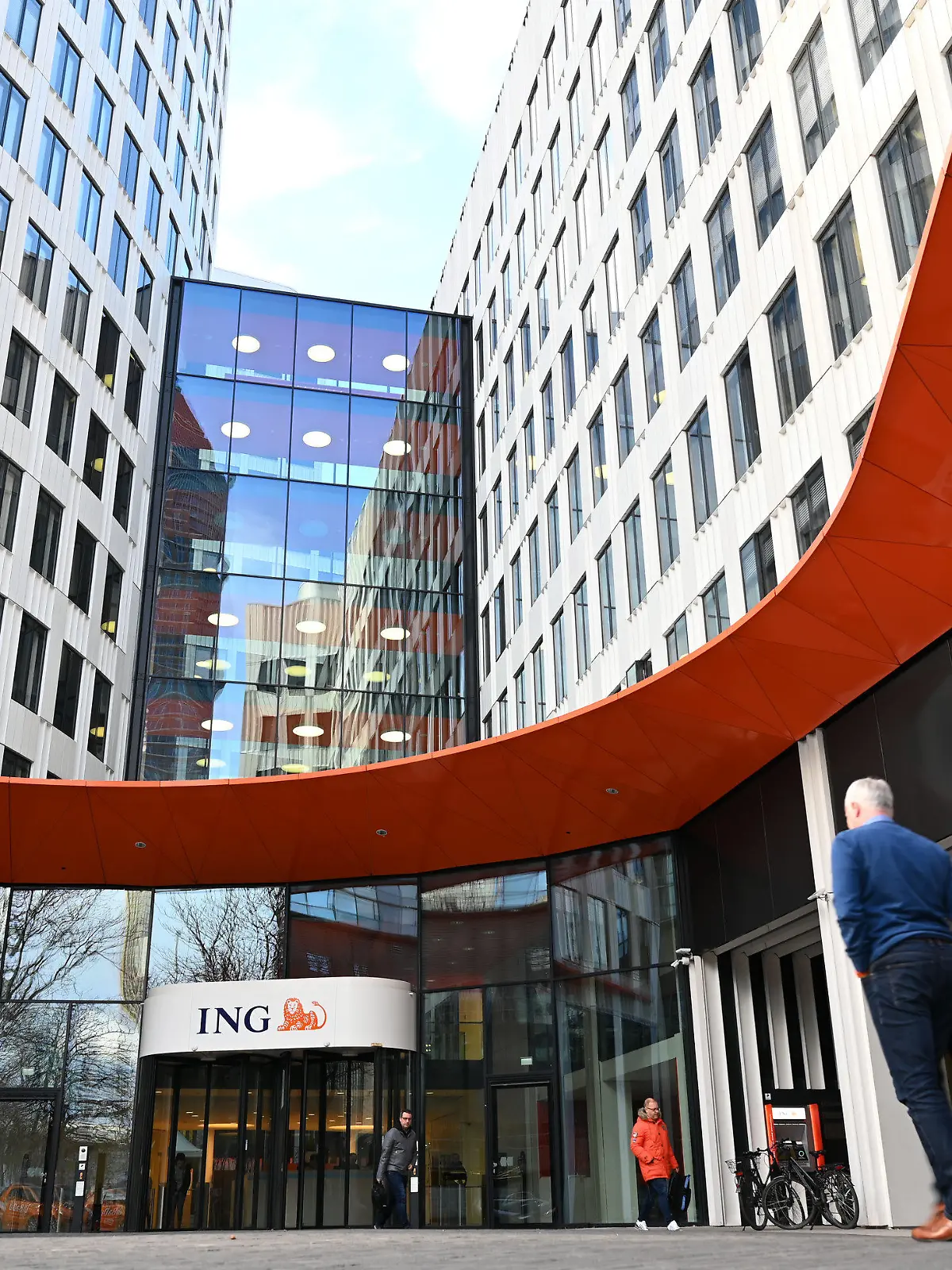 ARCHIV - 12.02.2020, Hessen, Frankfurt/Main: Die Zentrale der ING Deutschland, eine Tochter der niederländischen ING Groep. Die Direktbank betreibt kein Filialnetz. Die Geschäftsfelder sind Sparanlagen, Baufinanzierungen, Wertpapiergeschäft, Verbraucherkredite und Girokonten für Privatkunden. Die ING Deutschland schafft nach eigenen Angaben die Negativzinsen für einen Großteil ihrer Privatkunden ab. (zu dpa «Direktbank ING erhöht im Wettbewerb um Sparkunden die Schlagzahl») Foto: Arne Dedert/dpa +++ dpa-Bildfunk +++