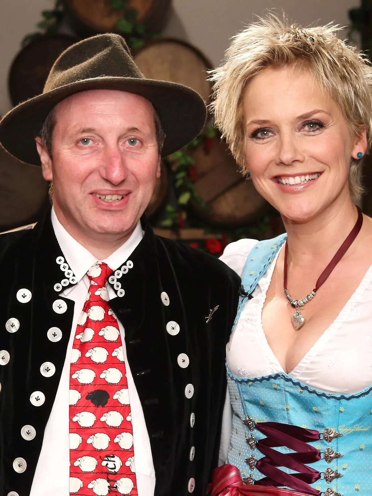 Zum achten Mal hilft Inka Bause bei RTL ab Oktober einsamen Landwirten in Sachen Liebe auf die Sprünge. Die sympathische Moderatorin begleitet die einsamen Herzen beim Suchen und hoffentlich Finden ihres Herzensglücks! Beim großen Scheunenfest, auf dem als Special Guest Schäfer Heinrich zusammen mit Inka Bause ein Liedchen trällert, lernen sich die Landwirte und ihre Auserwählten kennen.