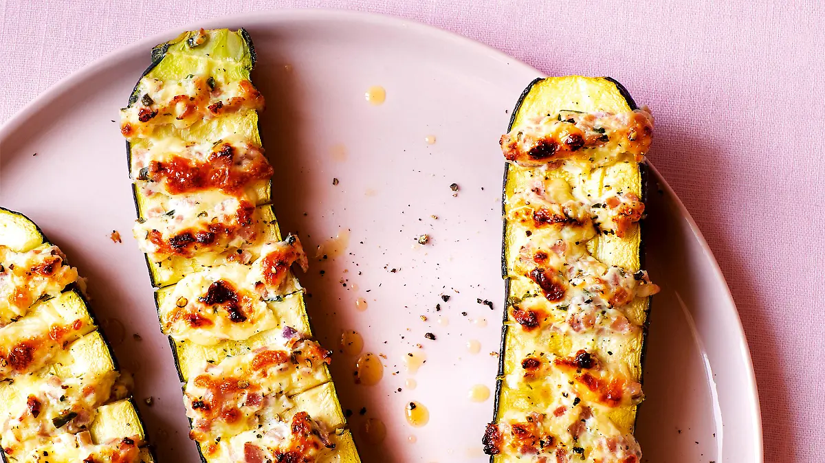Low Carb à la Katzenberger: Zucchini mit Schafskäse überbacken