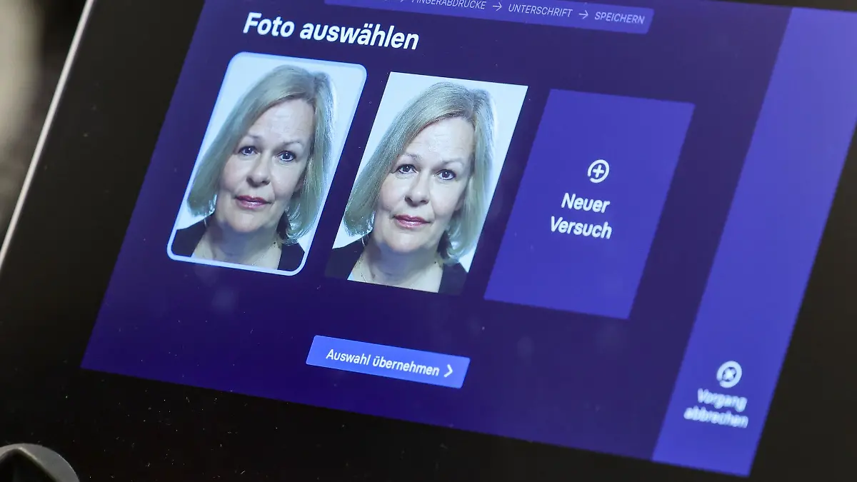 Die geschäftsführende Bundesinnenministerin Nancy Faeser (SPD) probierte die neue Technik in Dessau-Roßlau selbst aus.