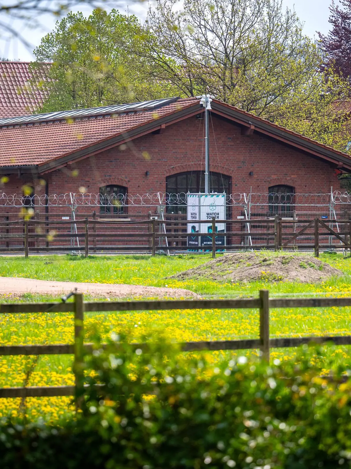 Bild zu: "Statt Pferden laufen hier jetzt Anwälte und Richter ein! Gericht zieht in Reithalle um"