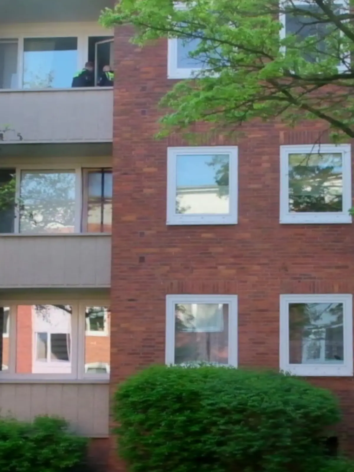 Bild zu: "5-Jährige stürzt acht Meter von Balkon: Ein Detail rettet ihr das Leben!"