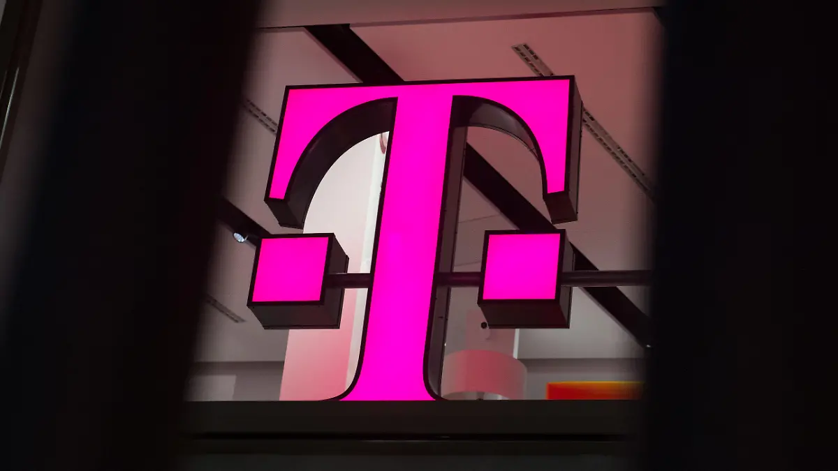 ARCHIV - 16.02.2018, Nordrhein-Westfalen, Köln: Das Logo der Deutschen Telekom steht in einer Verkaufsfiliale des Unternehmens in der Innenstadt.      (zu dpa "Telekom schließt jeden fünften Shop") Foto: Rainer Jensen/dpa +++ dpa-Bildfunk +++