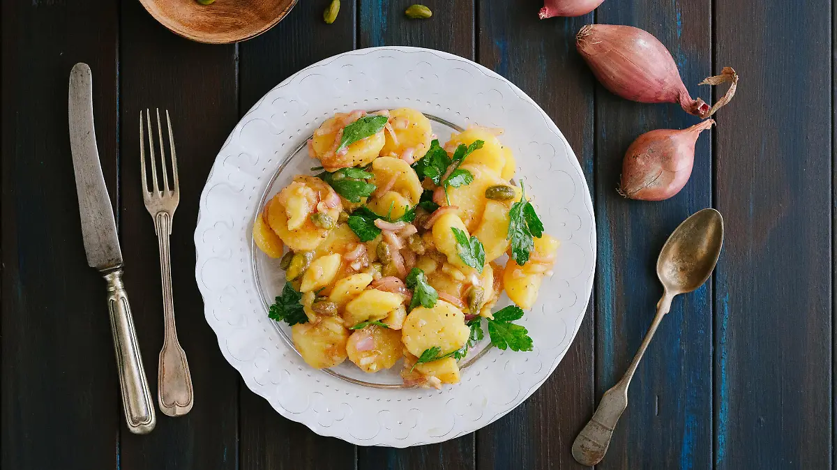 Potato salad with pistachios and onions