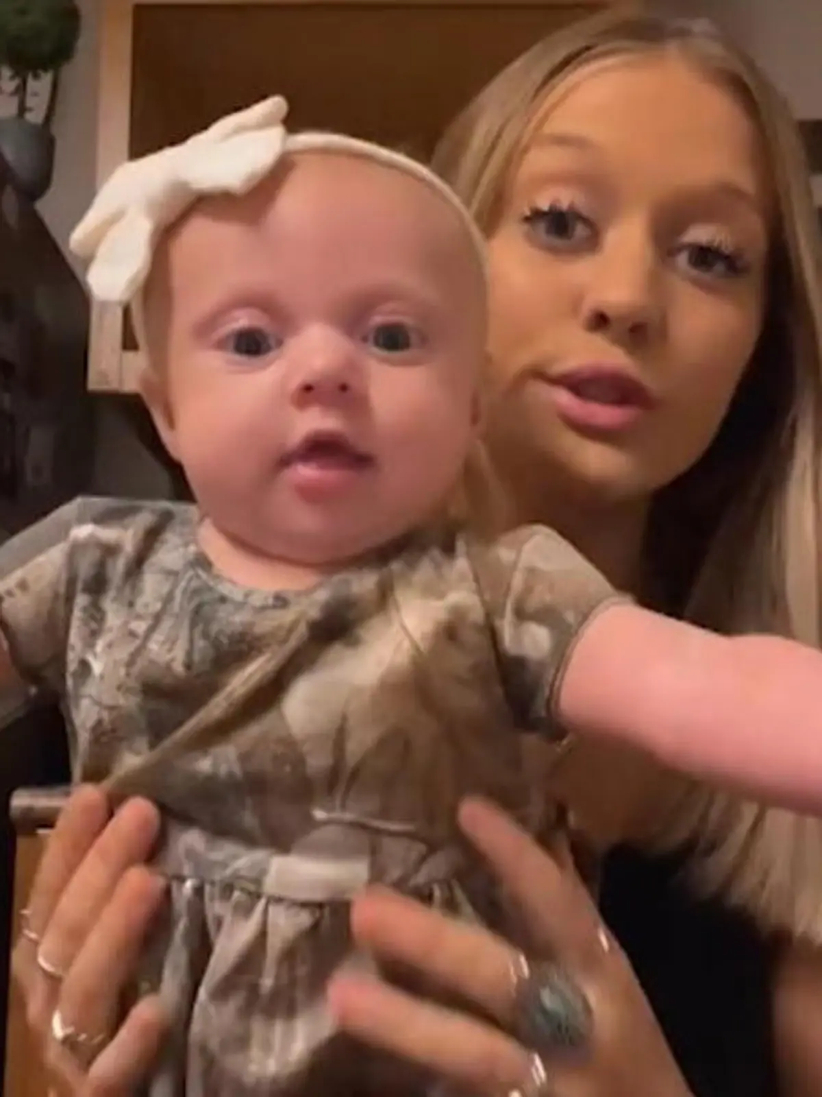 BriAnna Blanton aus South Carolina in den USA ahnt nicht, dass sie schwanger ist. Sie denkt ihre Schmerzen sind Nierensteine. Ihre Mutter bringt sie ins Krankenhaus und plötzlich gebärt die junge Frau ein Baby.