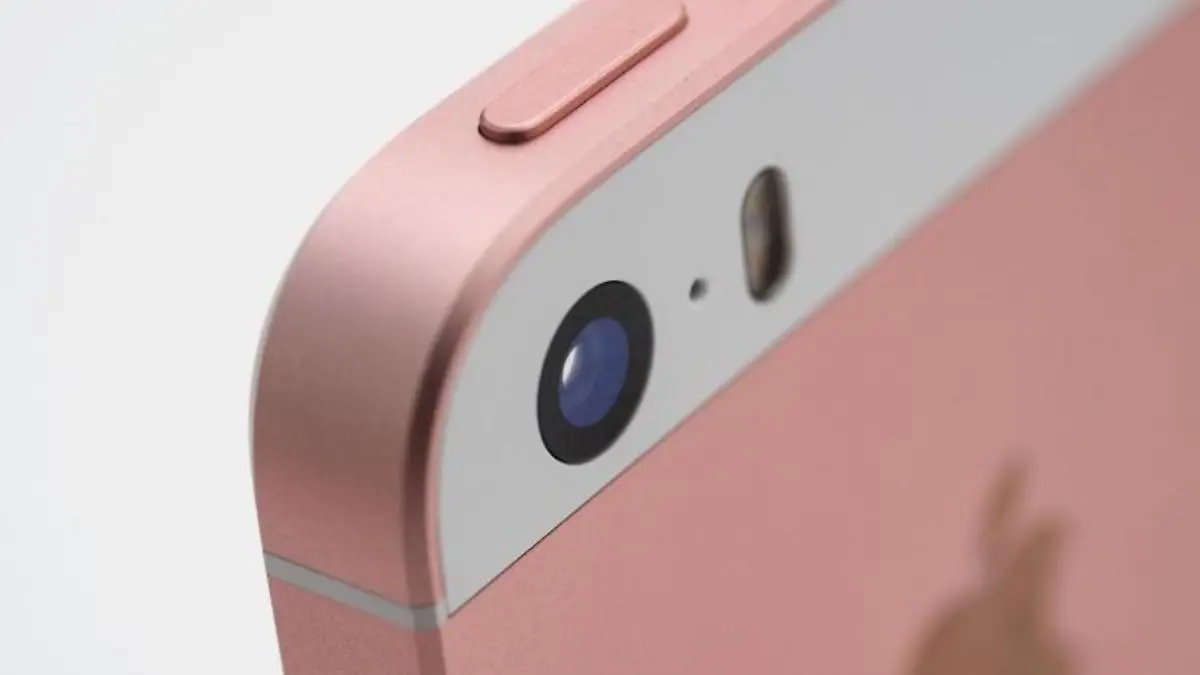 Im Inneren des iPhone SE steckt weitgehend die gleiche Technik wie im aktuellen 6s. Auch die Kamera wurde übernommen. Foto: Andrea Warnecke