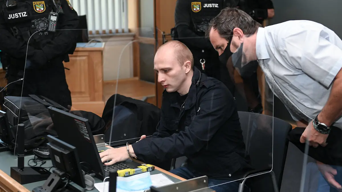 22.09.2020, Sachsen-Anhalt, Magdeburg: Der angeklagte Stephan Balliet (l) sitzt zu Beginn des 14. Prozesstages neben seinem Verteidiger Thomas Rutkowski im Landgericht vor einem Laptop auf seinem Platz. Die Bundesanwaltschaft wirft dem Attentäter von Halle 13 Straftaten vor, unter anderem Mord und versuchten Mord. Der Attentäter hatte am 09. Oktober 2019 am höchsten jüdischen Feiertag Jom Kippur versucht, in der Synagoge in Halle ein Blutbad anzurichten. Foto: Hendrik Schmidt/dpa-Zentralbild/ZB +++ dpa-Bildfunk +++
