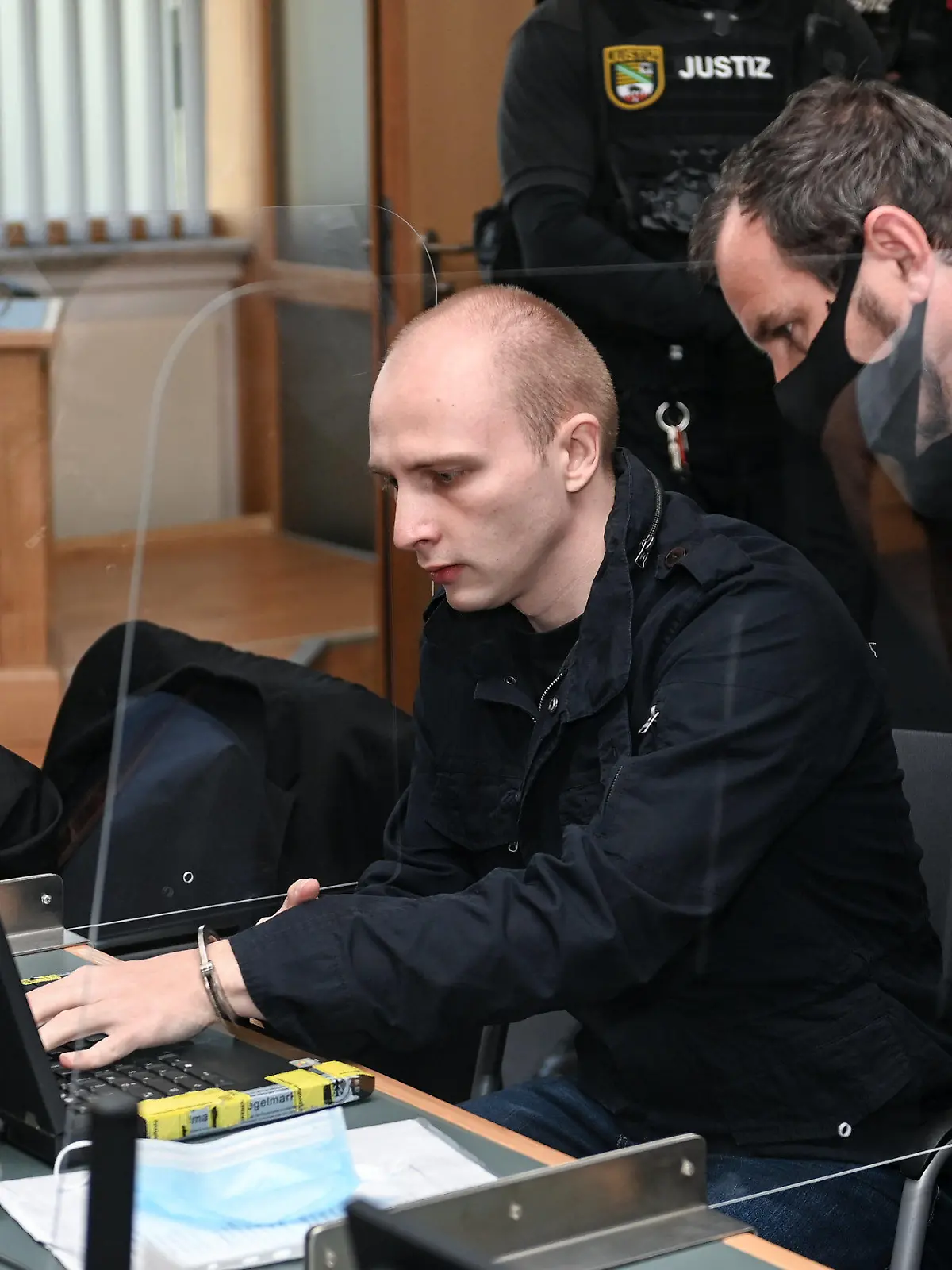 22.09.2020, Sachsen-Anhalt, Magdeburg: Der angeklagte Stephan Balliet (l) sitzt zu Beginn des 14. Prozesstages neben seinem Verteidiger Thomas Rutkowski im Landgericht vor einem Laptop auf seinem Platz. Die Bundesanwaltschaft wirft dem Attentäter von Halle 13 Straftaten vor, unter anderem Mord und versuchten Mord. Der Attentäter hatte am 09. Oktober 2019 am höchsten jüdischen Feiertag Jom Kippur versucht, in der Synagoge in Halle ein Blutbad anzurichten. Foto: Hendrik Schmidt/dpa-Zentralbild/ZB +++ dpa-Bildfunk +++