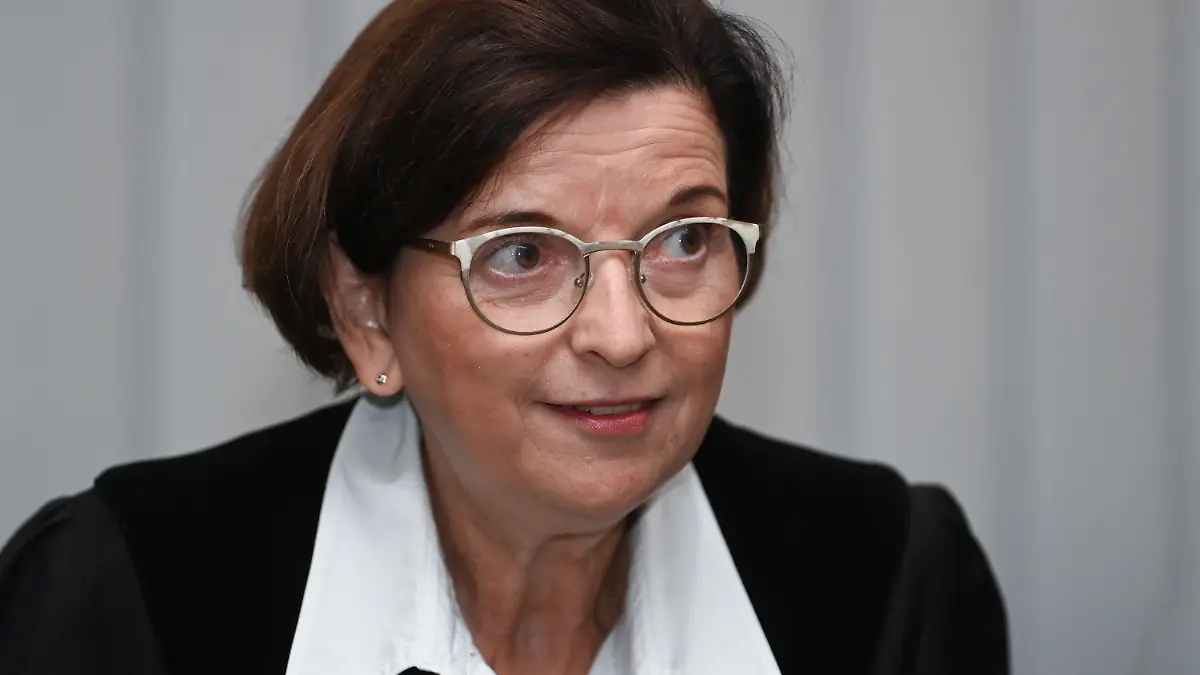 15.09.2020, Sachsen-Anhalt, Magdeburg: Ursula Mertens, Vorsitzende Richterin, ruft die Verhandlung gegen den angeklagten Stephan Balliet auf. Die Bundesanwaltschaft wirft dem Attentäter von Halle 13 Straftaten vor, unter anderem Mord und versuchten Mord. Der Attentäter hatte am 09. Oktober 2019 am höchsten jüdischen Feiertag Jom Kippur versucht, in der Synagoge in Halle ein Blutbad anzurichten. Foto: Hendrik Schmidt/dpa-Zentralbild/dpa +++ dpa-Bildfunk +++