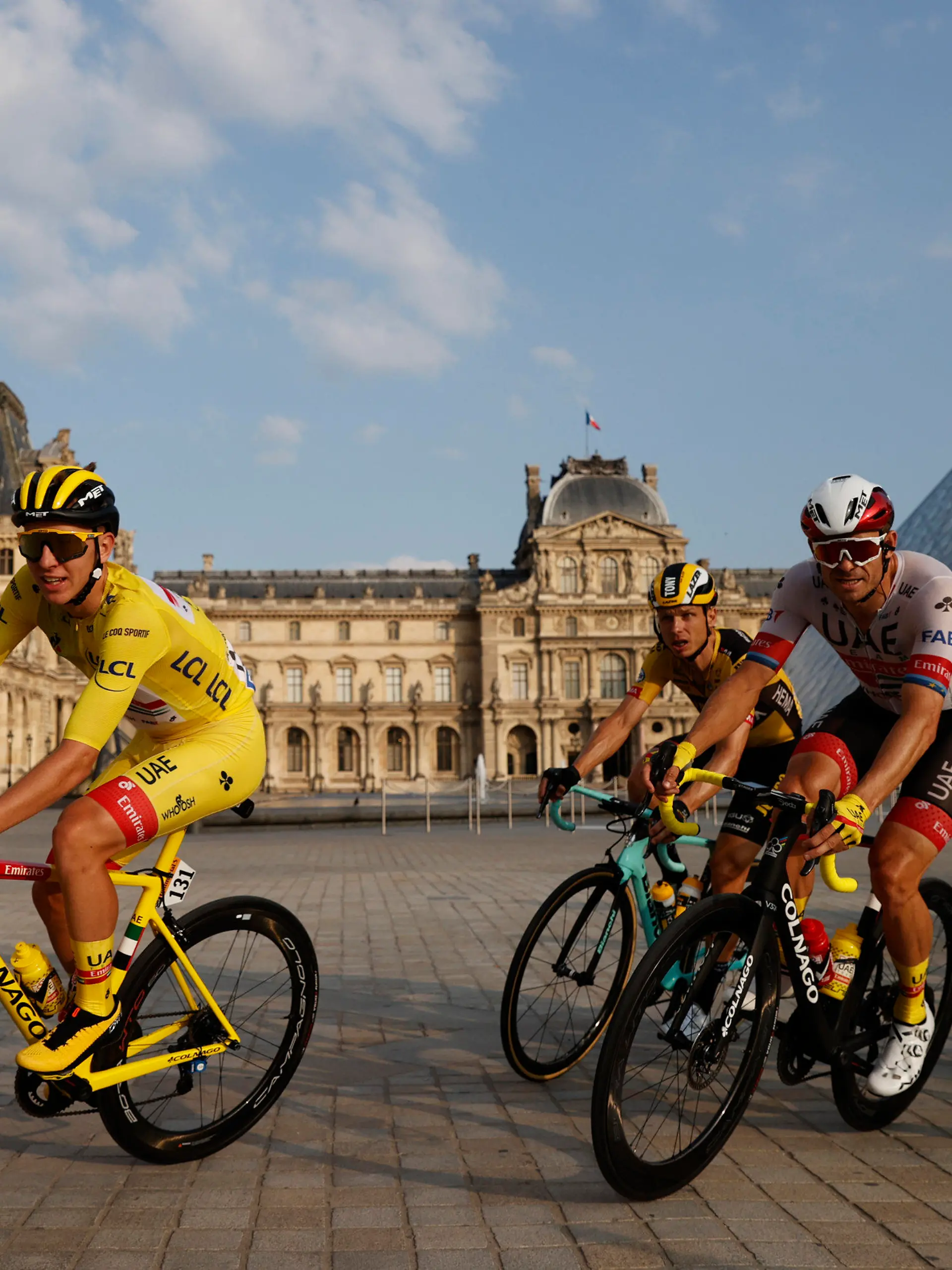 20.09.2020, Frankreich, Paris: Radsport: UCI WorldTour - Tour de France, 21. Etappe, Mantes-la-Jolie - Paris (122,00 km). Tadej Pogacar (M) aus Slowenien vom UAE Team Emirates, der das gelbe Trikot des Gesamtführenden trägt, fährt am Museum Louvre vorbei. Foto: Christian Hartmann/POOL Reuters/AP/dpa +++ dpa-Bildfunk +++
