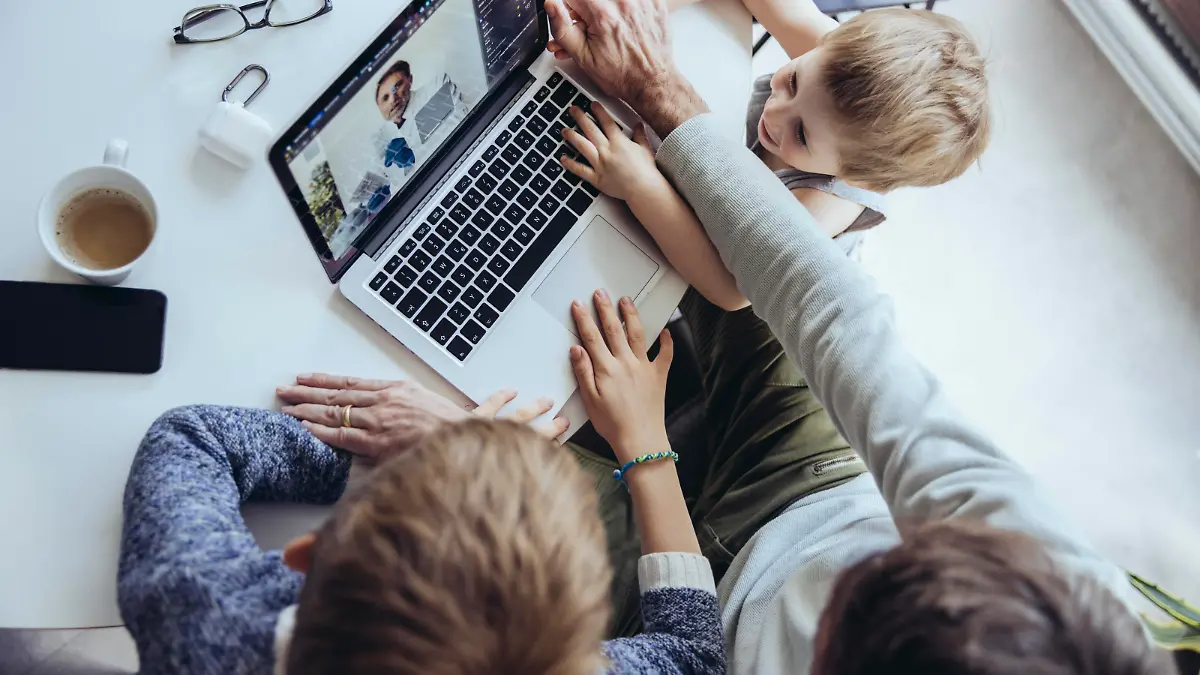  Children disturbing father s video call model released Symbolfoto property released MFF05174