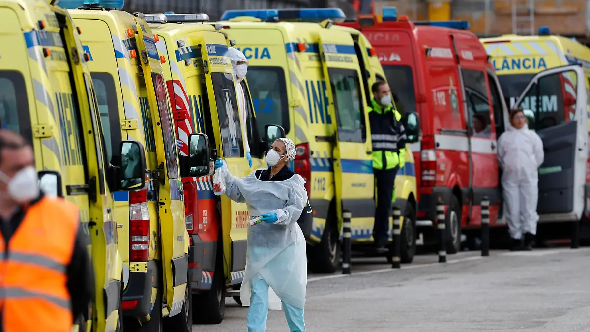 22.01.2021, Portugal, Lissabon: Mehr als ein Dutzend Krankenwagen stehen Schlange, um ihre COVID-19-Patienten im Santa Maria Krankenhaus an die Sanitäter zu übergeben. Wegen besonders hoher Corona-Infektionszahlen hat die Bundesregierung erstmals mehr als 20 Länder als Hochrisikogebiete mit verschärften Einreiseregeln eingestuft. Wie das Robert Koch-Institut am Freitag auf seiner Internetseite mitteilte, gehören dazu das Nachbarland Tschechien, die Urlaubsländer Spanien, Portugal und Ägypten sowie die USA und Israel. Foto: Armando Franca/AP/dpa +++ dpa-Bildfunk +++