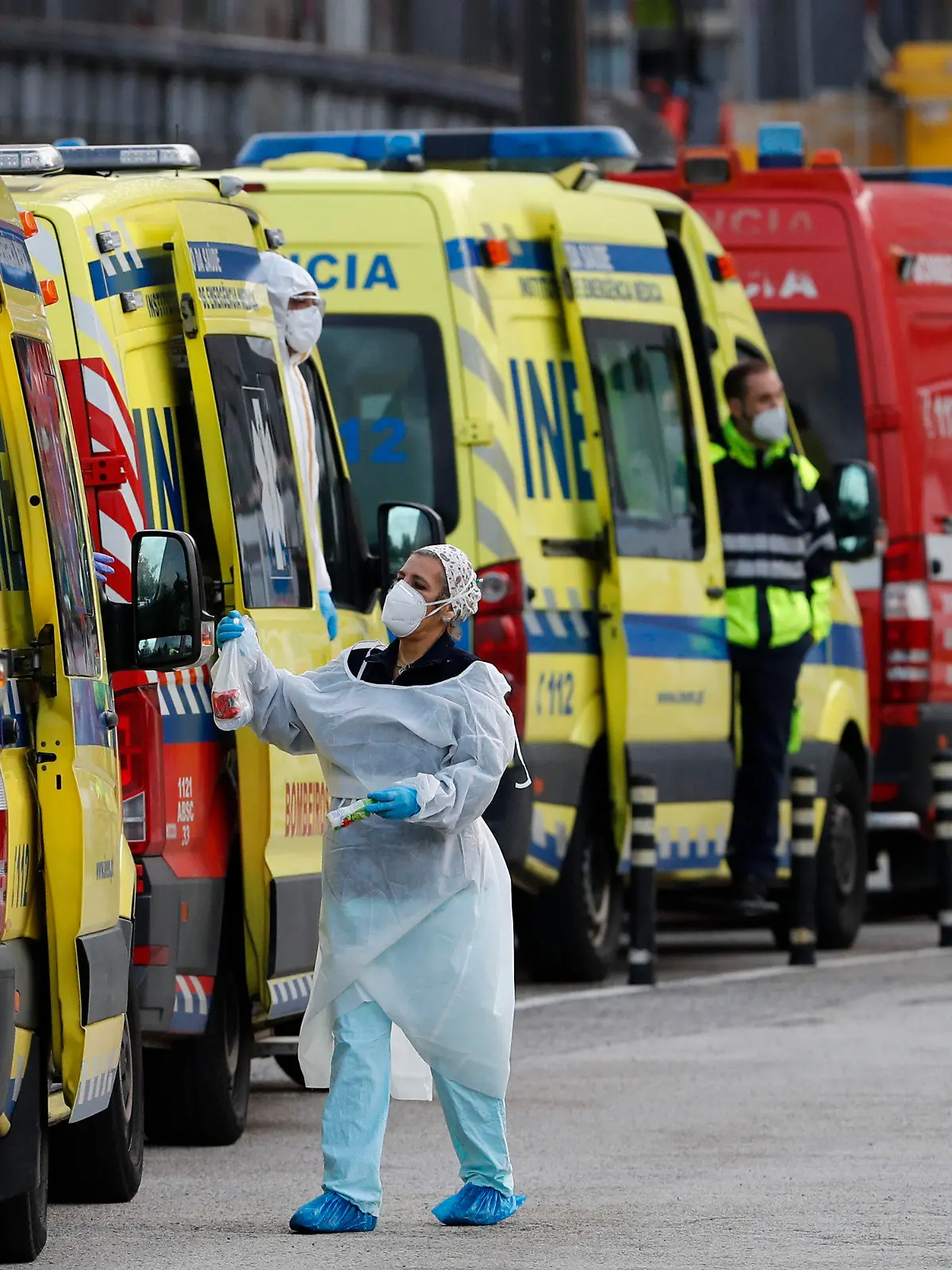 22.01.2021, Portugal, Lissabon: Mehr als ein Dutzend Krankenwagen stehen Schlange, um ihre COVID-19-Patienten im Santa Maria Krankenhaus an die Sanitäter zu übergeben. Wegen besonders hoher Corona-Infektionszahlen hat die Bundesregierung erstmals mehr als 20 Länder als Hochrisikogebiete mit verschärften Einreiseregeln eingestuft. Wie das Robert Koch-Institut am Freitag auf seiner Internetseite mitteilte, gehören dazu das Nachbarland Tschechien, die Urlaubsländer Spanien, Portugal und Ägypten sowie die USA und Israel. Foto: Armando Franca/AP/dpa +++ dpa-Bildfunk +++