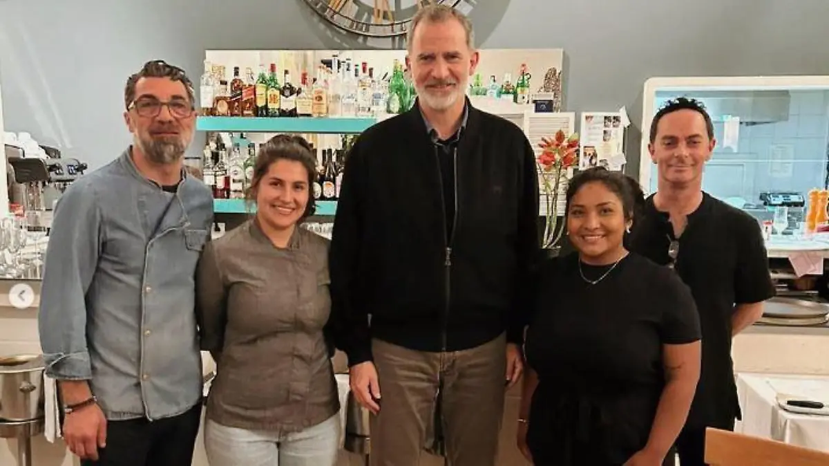 König Felipe inmitten des Teams aus Sandros Restaurant in Palma.
