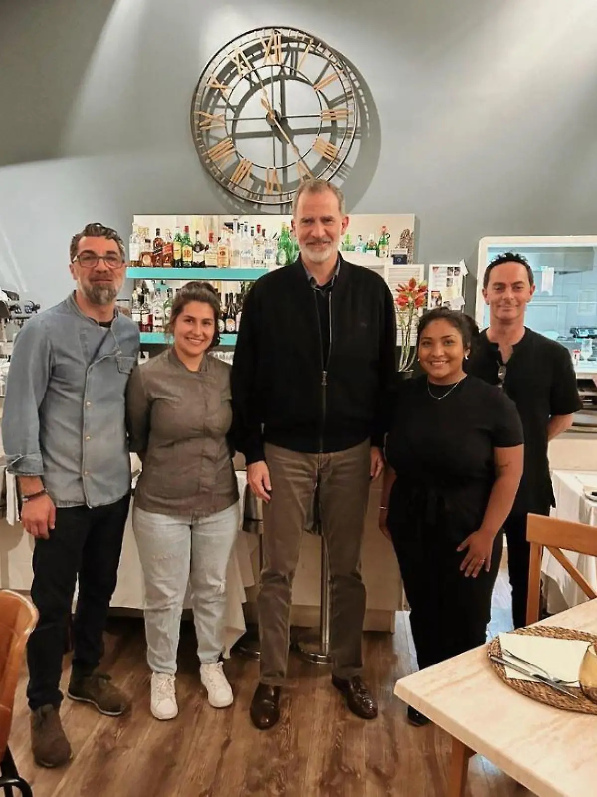 König Felipe inmitten des Teams aus Sandros Restaurant in Palma.