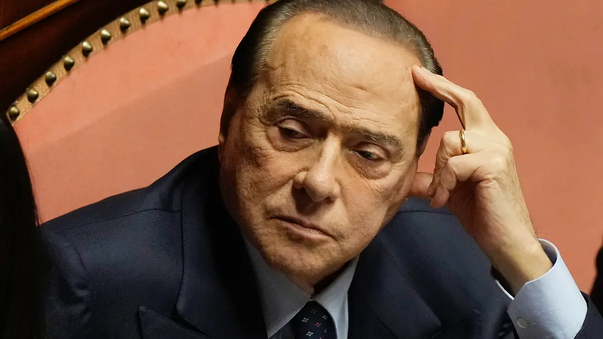 ARCHIV - 26.10.2022, Italien, Rom: Forza Italia Parteichef und italiens Ex-Ministerpräsident Silvio Berlusconi während der Senatssitzung. Berlusconi ist im Korruptionsprozess rund um seine sogenannten «Bunga-Bunga»-Partys mit jungen Frauen vom Vorwurf der Korruption und Zeugenbestechung freigesprochen worden. Foto: Andrew Medichini/AP/dpa +++ dpa-Bildfunk +++
