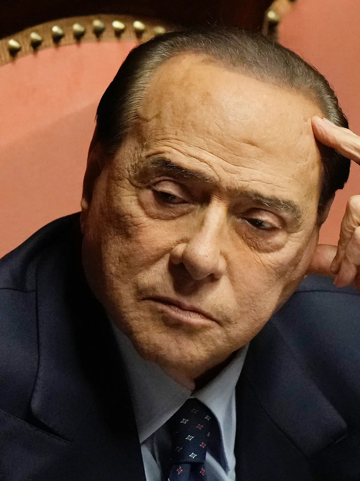 ARCHIV - 26.10.2022, Italien, Rom: Forza Italia Parteichef und italiens Ex-Ministerpräsident Silvio Berlusconi während der Senatssitzung. Berlusconi ist im Korruptionsprozess rund um seine sogenannten «Bunga-Bunga»-Partys mit jungen Frauen vom Vorwurf der Korruption und Zeugenbestechung freigesprochen worden. Foto: Andrew Medichini/AP/dpa +++ dpa-Bildfunk +++