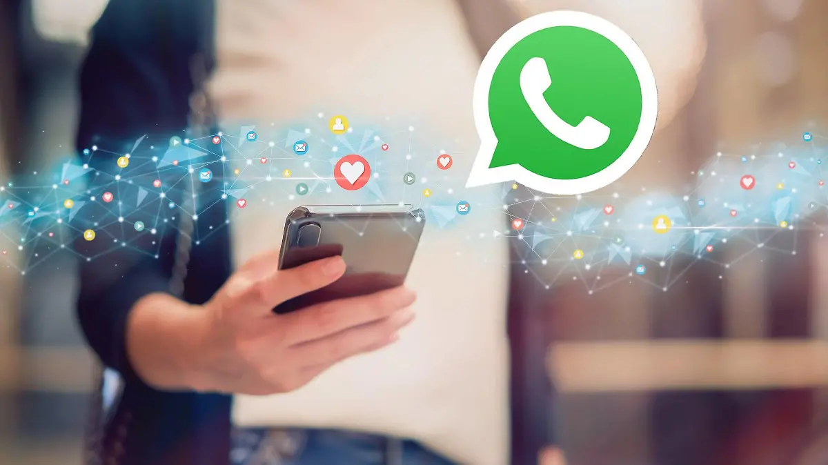 Frau mit Handy und WhatsApp-Logo