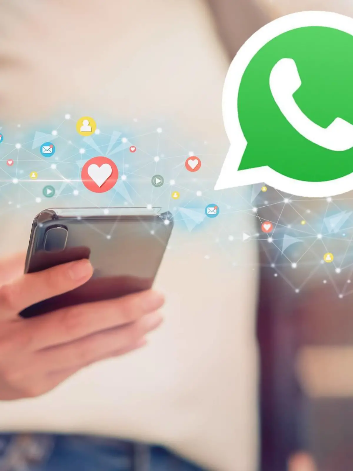 Frau mit Handy und WhatsApp-Logo