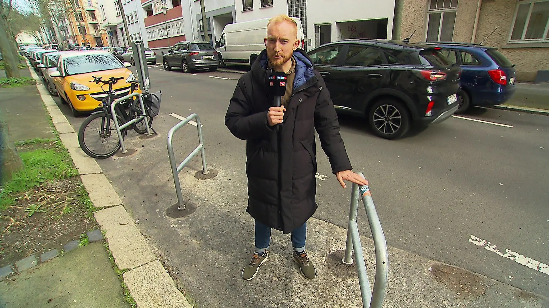 RTL-Reporter Rouven Schroth hat sich am Ort des Autofahrer-Protests umgesehen und mit Anwohnern gesprochen.