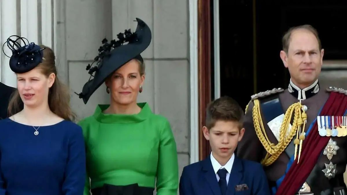 Prinz Edward und Herzogin Sophie sammeln Müll am Strand