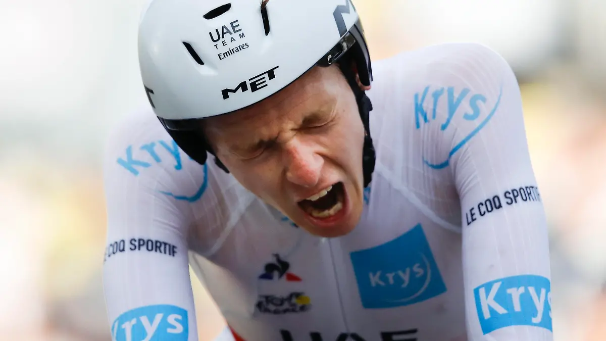 dpatopbilder - 19.09.2020, Frankreich, La Planche Des Belles Filles: Radsport: UCI WorldTour - Tour de France, Lure - La Planche des Belles Filles (36,20 km), 20. Etappe: Tadej Pogacar aus Slowenien vom UAE Team Emirates, der das weiße Trikot des besten jungen Fahrers trägt, fährt ins Ziel und übernimmt damit das gelbe Trikot des Gesamtführenden. Foto: Christophe Ena/AP/dpa +++ dpa-Bildfunk +++