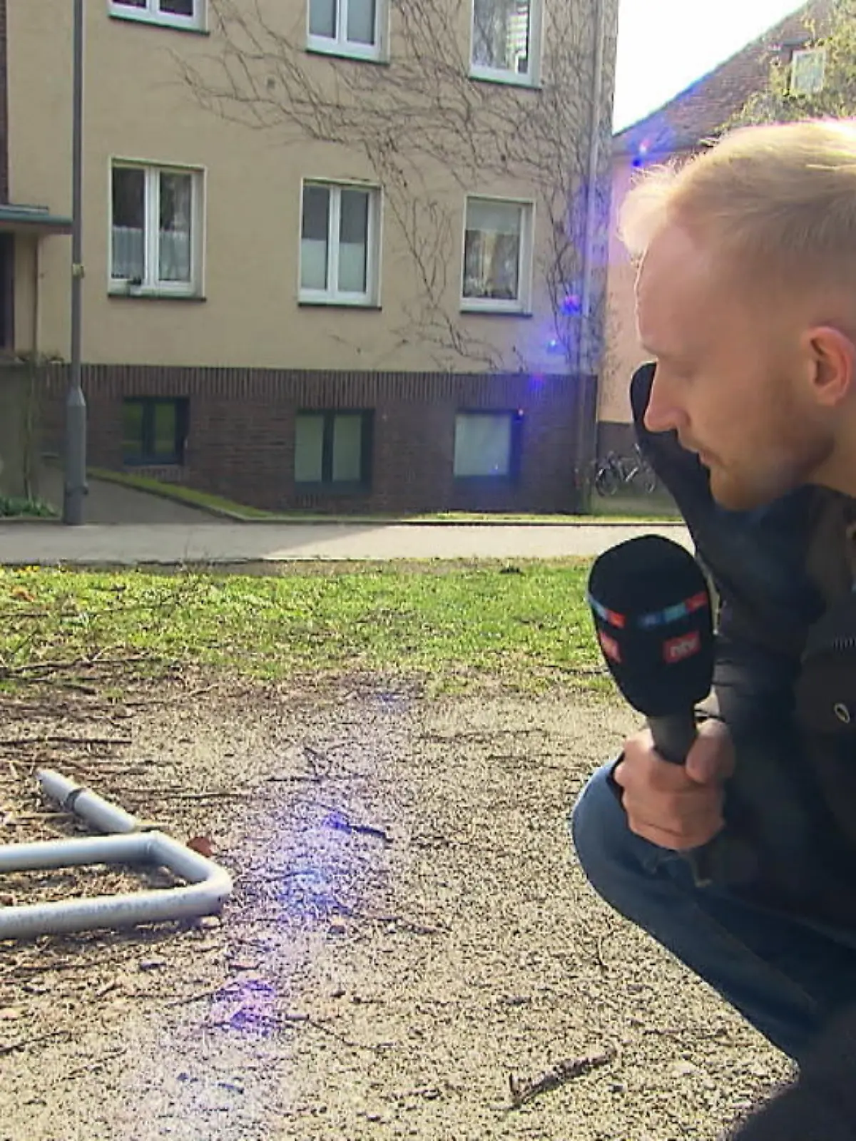 Die ewigen Reibereien zwischen Fahrrad- und Autofahrern werden nun an ihnen ausgetragen: den neuen Fahrradbügeln in Kassel! Die stehen nämlich auf ehemaligen Parkplätzen für Autos – und das sorgt für Stunk. Kurzerhand haben Unbekannte die Fahrradbügel abmontiert und die Halterungen mit Bauschaum ausgefüllt. Was die Stadt Kassel zum Bügel-Beef sagt, verraten wir im Video.