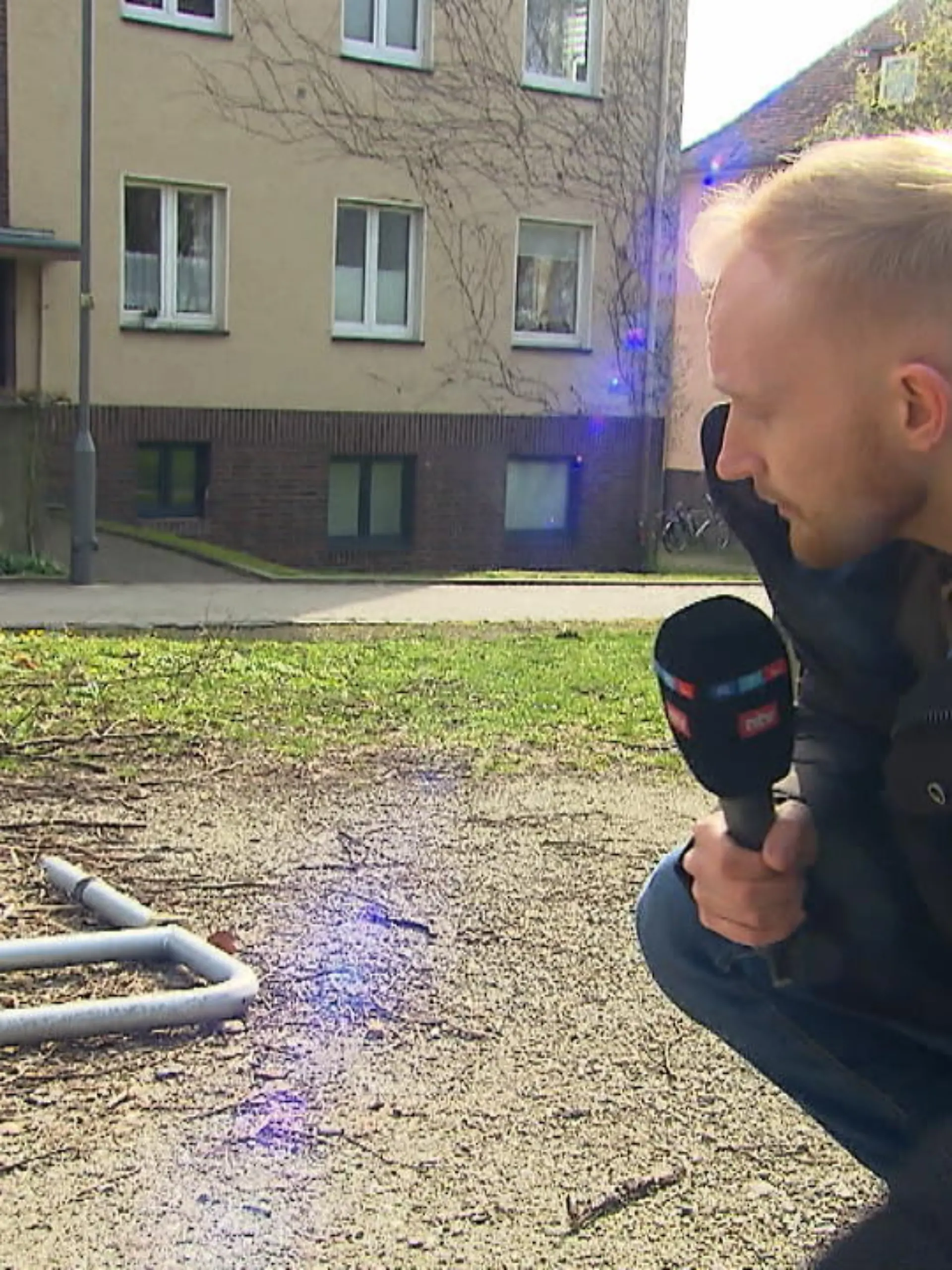 Die ewigen Reibereien zwischen Fahrrad- und Autofahrern werden nun an ihnen ausgetragen: den neuen Fahrradbügeln in Kassel! Die stehen nämlich auf ehemaligen Parkplätzen für Autos – und das sorgt für Stunk. Kurzerhand haben Unbekannte die Fahrradbügel abmontiert und die Halterungen mit Bauschaum ausgefüllt. Was die Stadt Kassel zum Bügel-Beef sagt, verraten wir im Video.