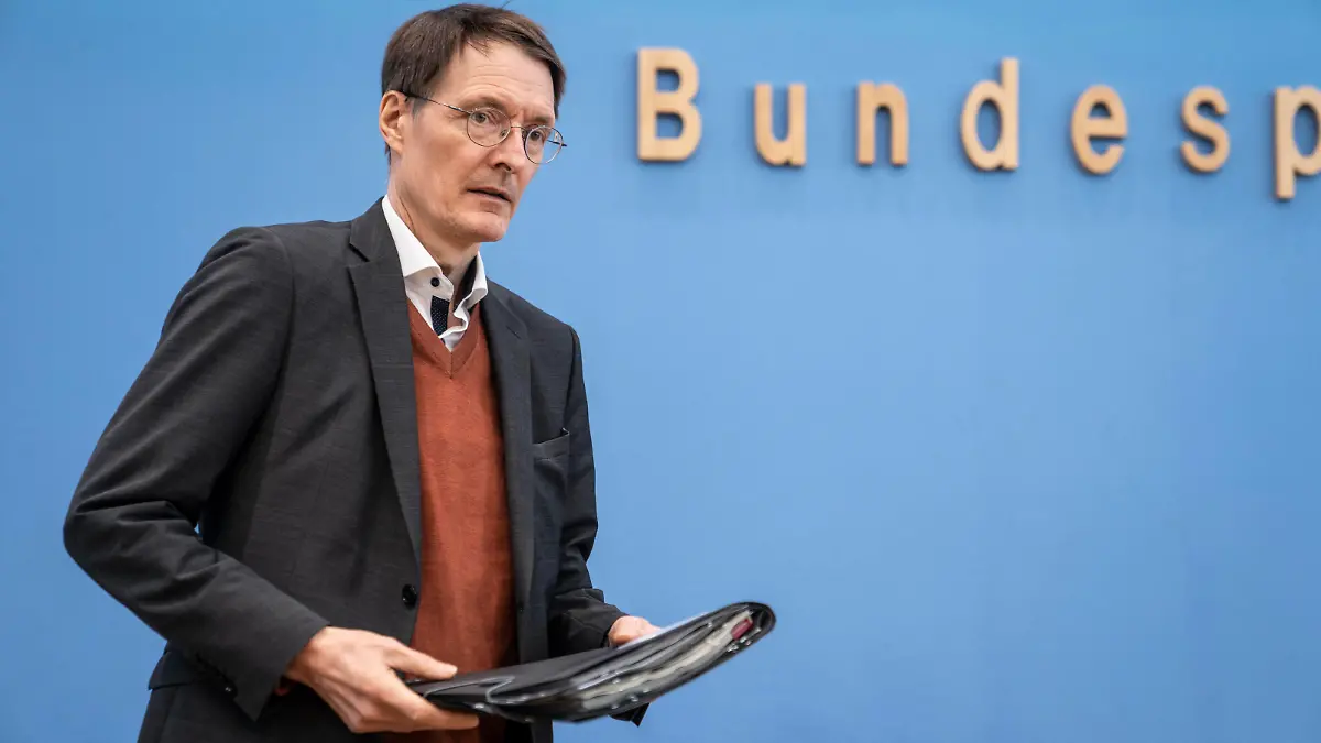 Bundespressekonferenz in Berlin - Bekämpfung von Arzneimittel-Lieferengpässen und weitere aktuelle Gesetzesvorhaben - Karl Lauterbach, Bundesgesundheitsminister -Bundespressekonferenz in Berlin - Bekämpfung von Arzneimittel-Lieferengpässen und weitere aktuelle Gesetzesvorhaben - Karl Lauterbach, Bundesgesundheitsminister -, Berlin Berlin Deutschland Haus der Bundespressekonferenz *** Federal Press Conference in Berlin Combating drug supply bottlenecks and other current legislative projects Karl Lauterbach, Federal Minister of Health Federal Press Conference in Berlin Combating drug supply bottlenecks and other current legislative projects Karl Lauterbach, Federal Minister of Health , Berlin Berlin Germany House of the Federal Press