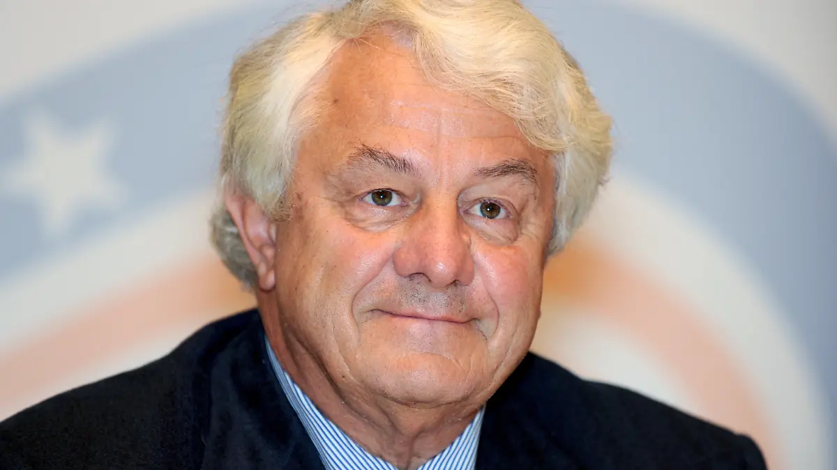 ARCHIV - Der Mitbegründer des Softwarekonzern SAP, Hasso Plattner, gibt am 15.11.2010 in Berlin eine Presskonferenz anlässlich seiner Auszeichnung mit dem AmCham Transatlantic Partnership Award der AmCham Germany, der Amerikanischen Handelskammer in Deutschland. Plattner will mindestens die Hälfte seines Milliardenvermögens verschenken. Das ist zumindest das Aufnahmekriterium für die Spendeninitiative «The Giving Pledge» von W. Buffett und B. Gates. Die Organisatoren der Aktion, zu deutsch «Das Spendenversprechen», gaben Plattner am Dienstag (19.02.2013) in New York als ersten Deutschen im exklusiven Club der Superspender bekannt.  Foto: Tim Brakemeier dpa +++(c) dpa - Bildfunk+++