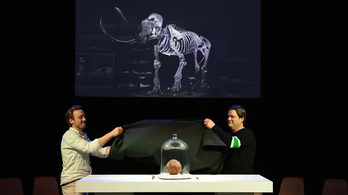 Hier enthüllen Mitarbeiter des Vow Startups ihre Mammut-Frikadelle.