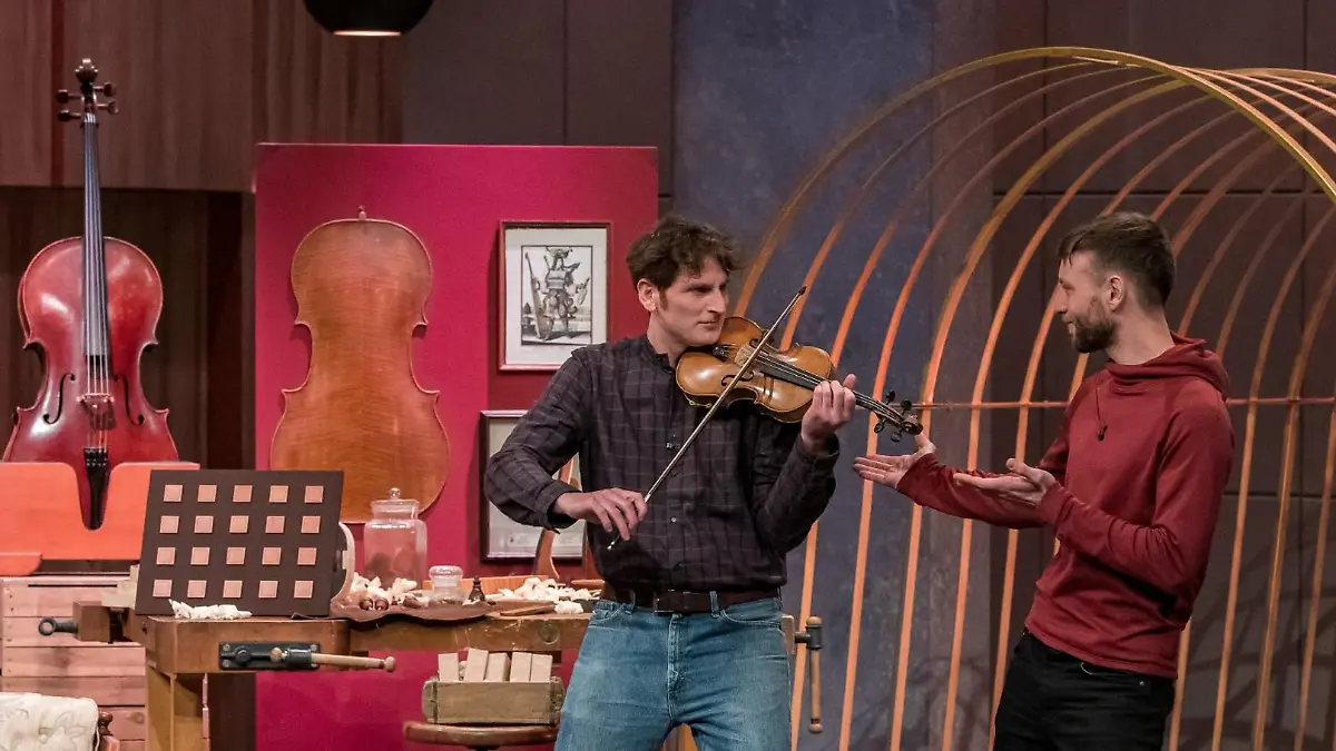 Sebastian Oberlin (l.) und Adrian Rennertz aus Freiburg präsentieren "Klang2" bei "Die Höhle der Löwen"