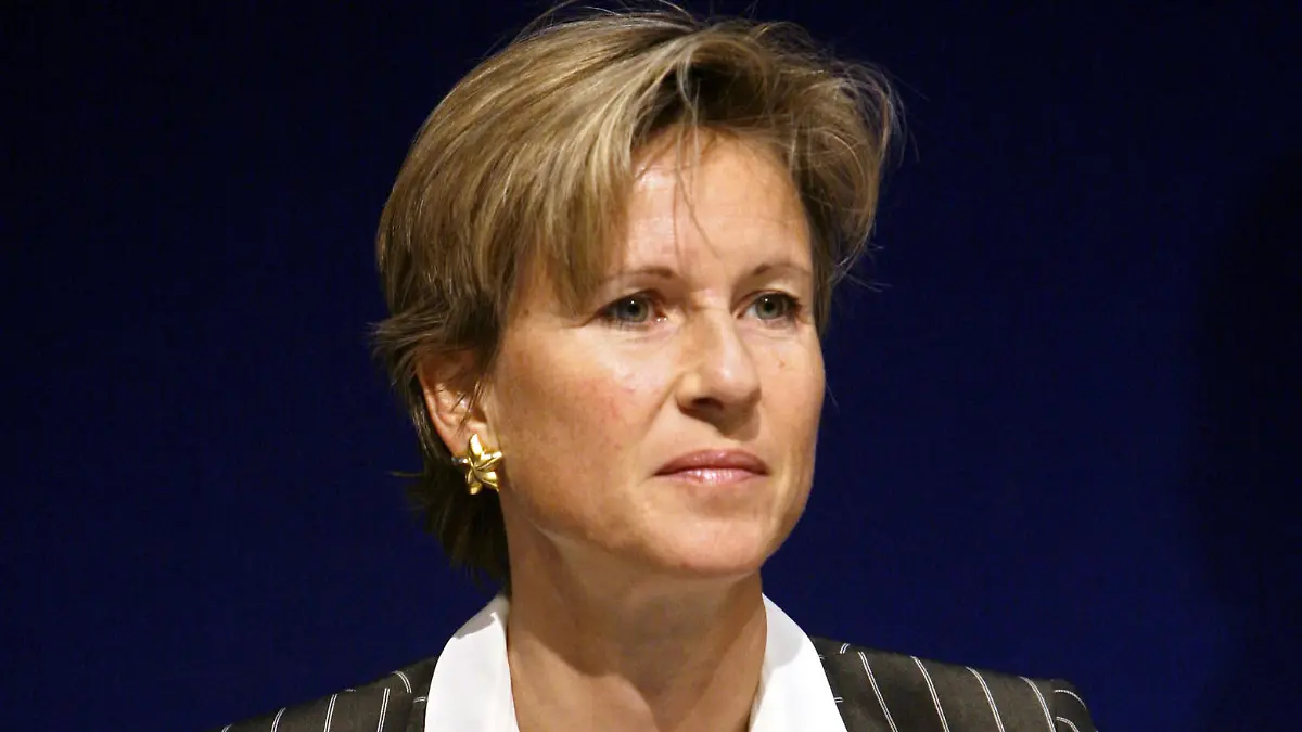 Altana-Mehrheitsaktionärin und Quandt-Erbin Susanne Klatten sitzt am Donnerstag (03.05.2007) in Frankfurt zu Beginn der letzten Jahreshauptversammlung des Unternehmens auf dem Podium. Nach dem kürzlich erfolgten Verkauf der Pharma-Sparte erhält Klatten etwa 2,3 Milliarden Euro. Der scheidende Vorstandsvorsitzende Schweickart verteidigte den Stellenabbau bei Altana Pharma als ein generelles Problem der deutschen Arzneimittelhersteller. Foto: Frank Rumpenhorst dpa/lhe +++(c) dpa - Report+++
