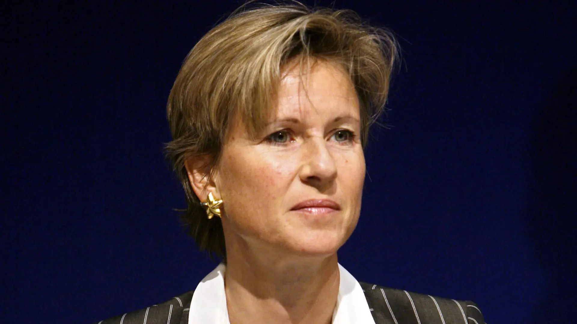 Altana-Mehrheitsaktionärin und Quandt-Erbin Susanne Klatten sitzt am Donnerstag (03.05.2007) in Frankfurt zu Beginn der letzten Jahreshauptversammlung des Unternehmens auf dem Podium. Nach dem kürzlich erfolgten Verkauf der Pharma-Sparte erhält Klatten etwa 2,3 Milliarden Euro. Der scheidende Vorstandsvorsitzende Schweickart verteidigte den Stellenabbau bei Altana Pharma als ein generelles Problem der deutschen Arzneimittelhersteller. Foto: Frank Rumpenhorst dpa/lhe +++(c) dpa - Report+++