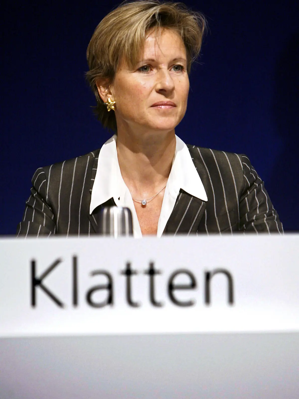 Altana-Mehrheitsaktionärin und Quandt-Erbin Susanne Klatten sitzt am Donnerstag (03.05.2007) in Frankfurt zu Beginn der letzten Jahreshauptversammlung des Unternehmens auf dem Podium. Nach dem kürzlich erfolgten Verkauf der Pharma-Sparte erhält Klatten etwa 2,3 Milliarden Euro. Der scheidende Vorstandsvorsitzende Schweickart verteidigte den Stellenabbau bei Altana Pharma als ein generelles Problem der deutschen Arzneimittelhersteller. Foto: Frank Rumpenhorst dpa/lhe +++(c) dpa - Report+++