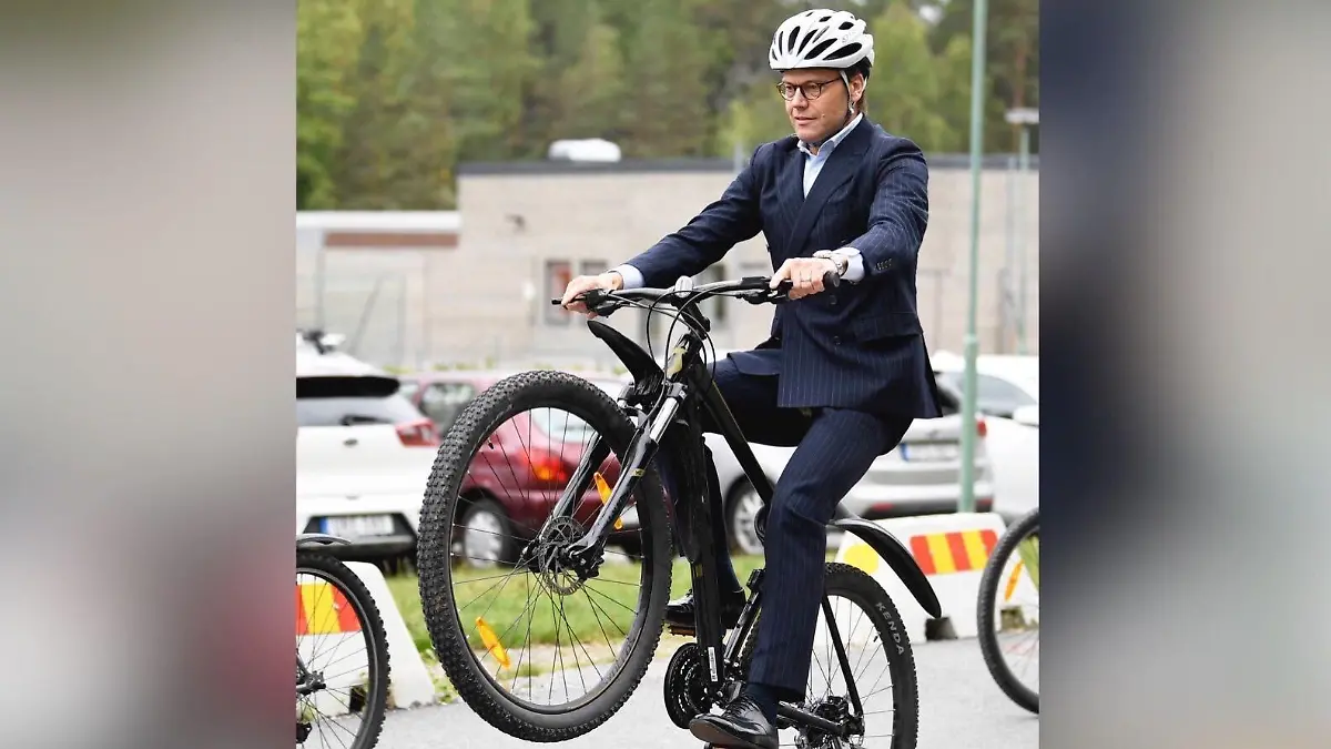 Prinz Daniel von Schweden macht einen Fahrrad-Stunt