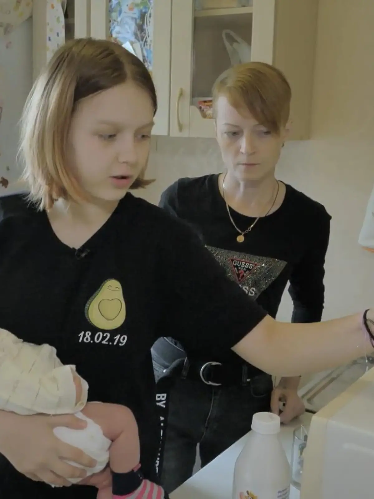 Die derzeit wohl berühmteste Teenie-Mutter der Welt hatte sich nach ihrer frühen Schwangerschaft gegen eine Abtreibung entschieden, wollte das Kind unbedingt bekommen. Und das obwohl ihr Baby wahrscheinlich aus einer Vergewaltigung resultiert. Mutter Elena kümmert sich mit um das Kind - obwohl sie selbst gesundheitliche Probleme hat. Wie lange kann das gut gehen? Im Video erzählt Elena, warum das Jugendamt sie und ihre Tochter im Blick hat.