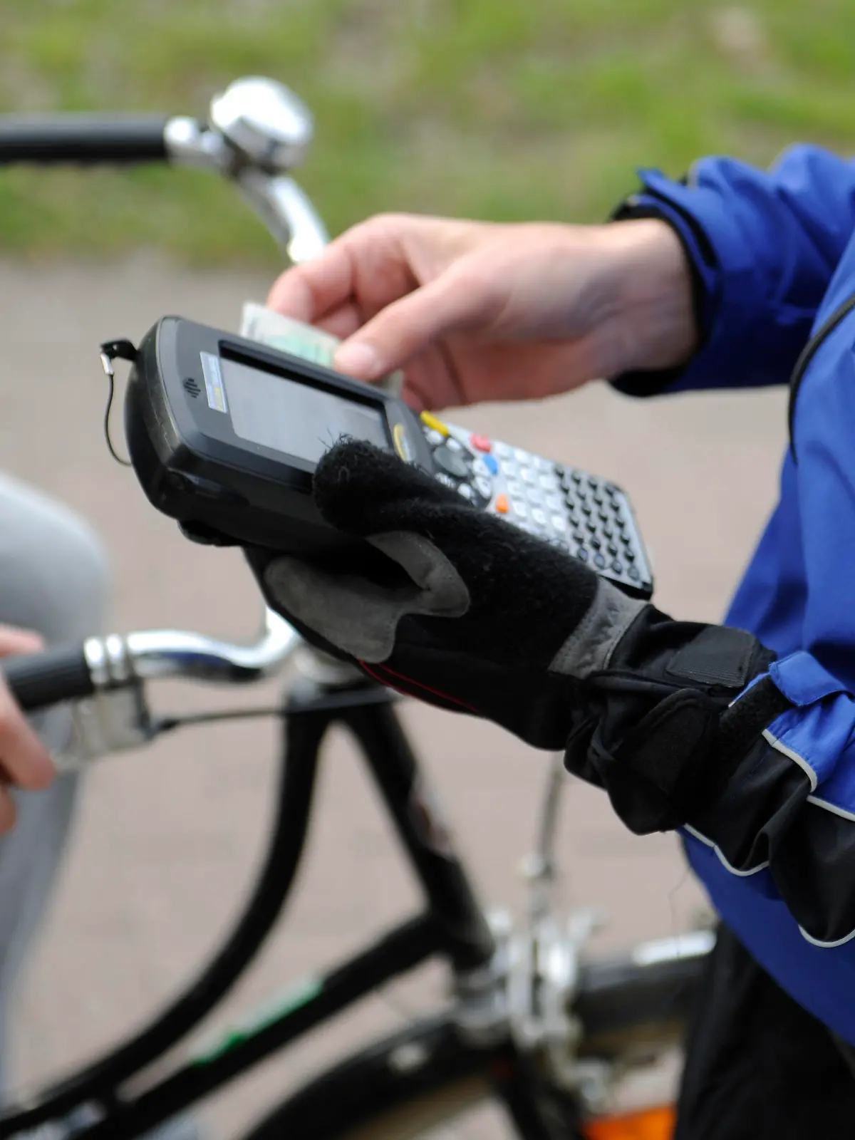 ARCHIV - Der Leiter der Hamburger Fahrradstaffel, Carsten Heinrichs schreibt am 20.03.2012 in Hamburg einen Radfahrer auf, der eine rote Ampel missachtet hat. Die Polizei soll stärker gegen rüpelhafte Radfahrer vorgehen. Das fordert der Präsident des Deutschen Verkehrsgerichtstages zur Eröffnung des 51. Verkehrsgerichtstages in Goslar am 24.01.2013. Foto: Angelika Warmuth dpa zu dpa «Verkehrsgerichtstag rüffelt Rüpel-Radler und neuen Punktekatalog» vom 24.01.2013)  +++(c) dpa - Bildfunk+++