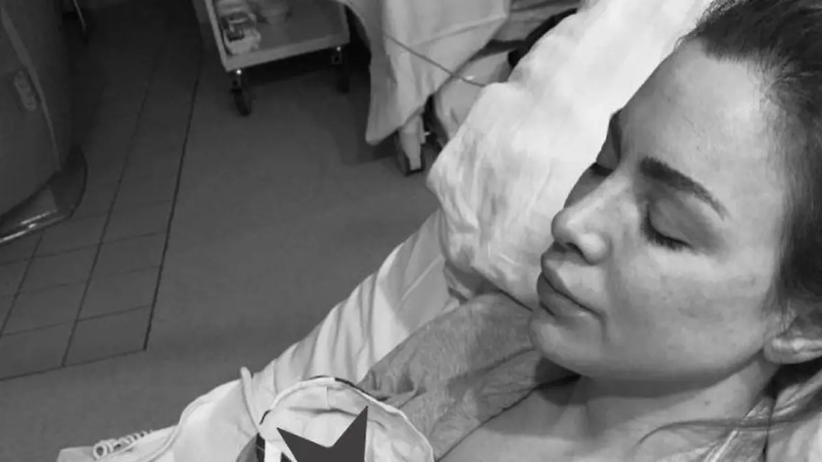 Ina Schnitzer, alias Yoga Jordan, hält ihre tote Tochter im Arm.
