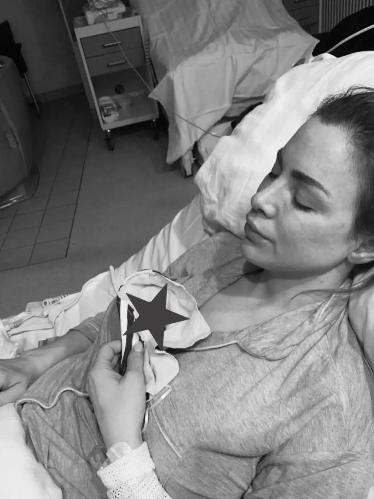 Ina Schnitzer, alias Yoga Jordan, hält ihre tote Tochter im Arm.